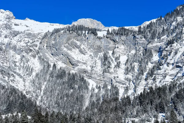 Mountain zimowy krajobraz miasta Engelberg — Zdjęcie stockowe