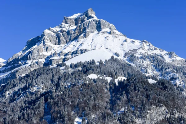 Mountain zimowy krajobraz miasta Engelberg — Zdjęcie stockowe