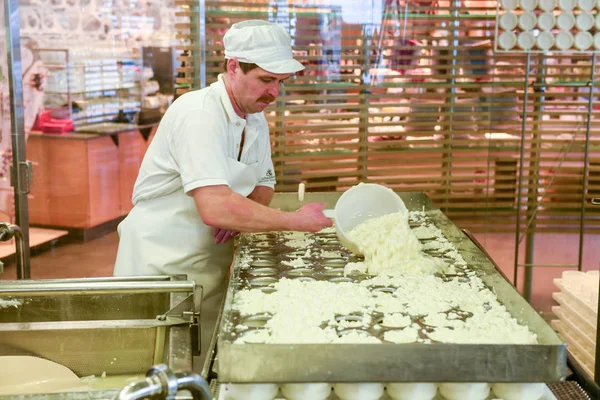 Caseificio preparare il formaggio in un caseificio spettacolo a Engelberg — Foto Stock