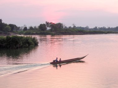 Don Det, Laos, Mekong Nehri üzerinde tekne