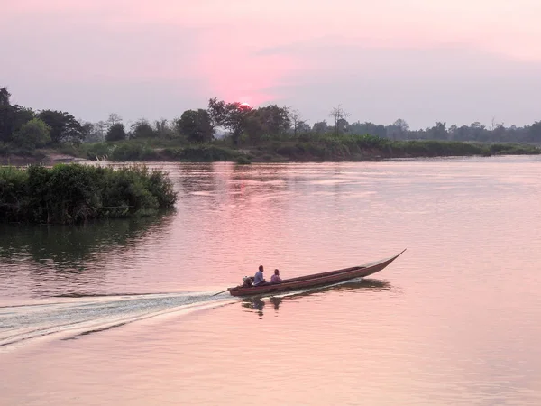Boot op river Mekong op Don Det, Laos — Stockfoto