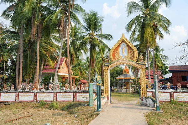 Utfärda utegångsförbud för av buddhistiska wat på ön Don Khong — Stockfoto