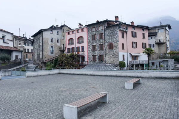 Den byn av Sonvico på den italienska delen av Schweiz — Stockfoto
