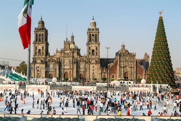 Mexico City kare Zocalo üzerinde katedral Metropolitana — Stok fotoğraf