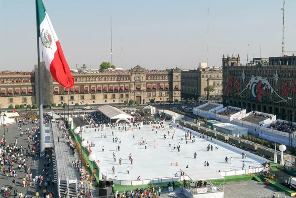 Pessoas patinando no gelo na Praça Zocalo na Cidade do México — Fotografia de Stock