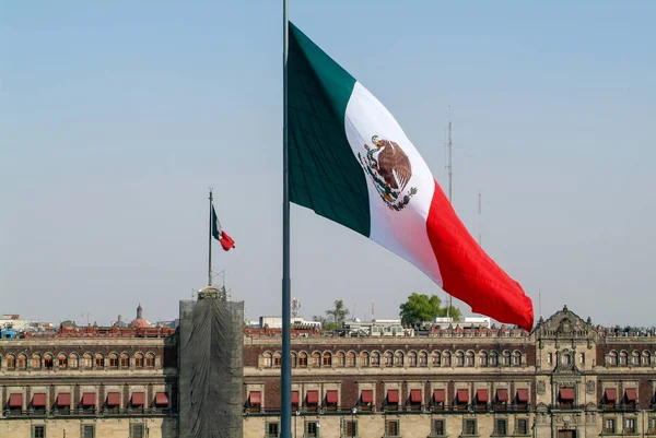Mexico City'deki kare Zocalo Mexitan Ulusal bayrağını — Stok fotoğraf