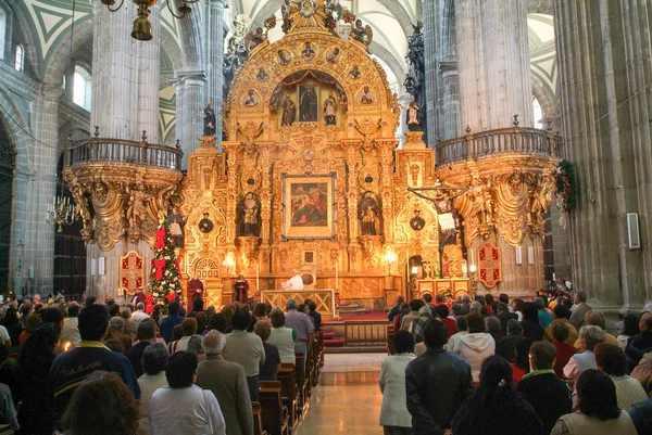 Personas fisgoneando en la Catedral Metropolitana de la Ciudad de México, México — Foto de Stock