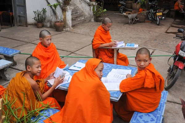 Unga munkar studerar vid Wat Xieng Thong templet — Stockfoto