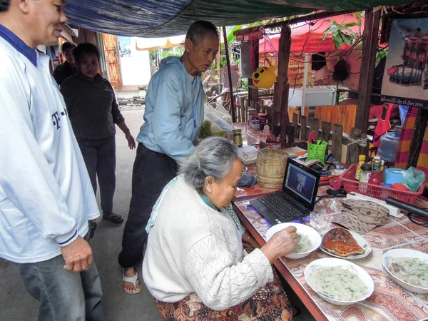 Abuela hablando con su nieta a través de Skype en Luang — Foto de Stock