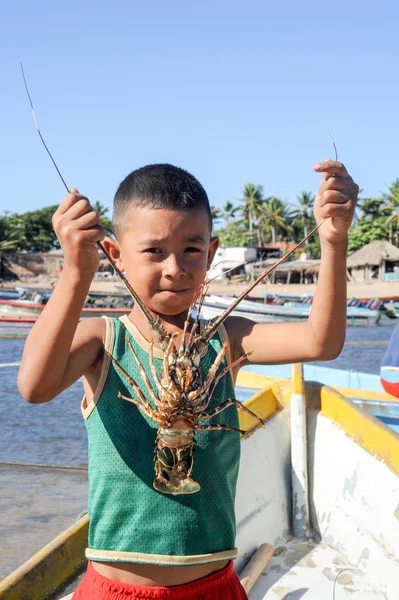 Rybak homara na plaży Los Cobanos — Zdjęcie stockowe