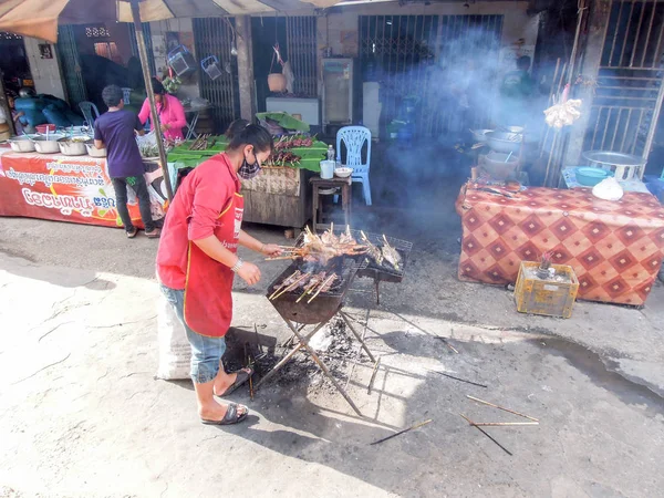 Уличный торговец едой на автовокзале Саваннакхет — стоковое фото