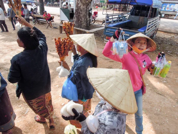 Gatuförsäljare som säljer livsmedel vid busstationen i Savannakhet — Stockfoto
