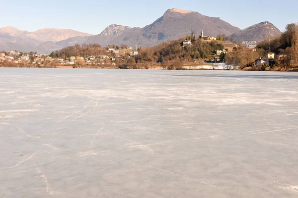 Mrożone jeziora Muzzano niedaleko Lugano — Zdjęcie stockowe
