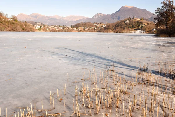 Zamrzlé jezero Muzzano poblíž Lugana — Stock fotografie
