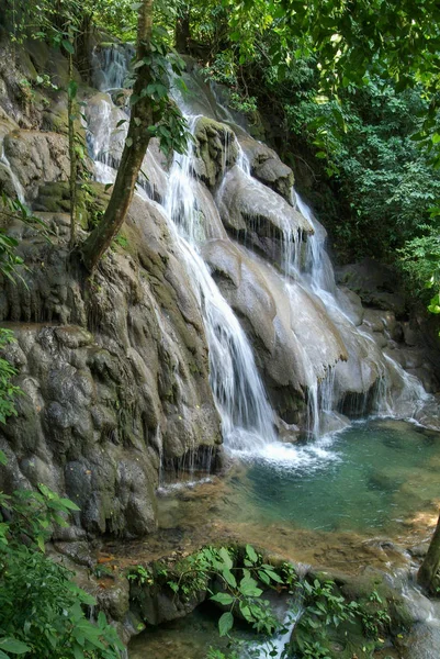 Waterval in de diepe woud van Palenque — Stockfoto