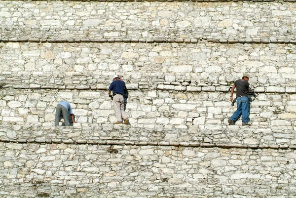 Menschen, die die Mauer der Pyramide in Palenque restaurieren — Stockfoto