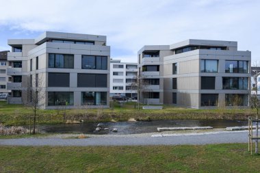 Sursee Köyü İsviçre üzerinde modern evlerde