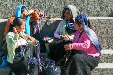 Oturma ve markette savunarak Maya kadın 