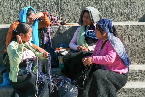 Maya kvinna sitter och argumenterar på marknaden — Stockfoto