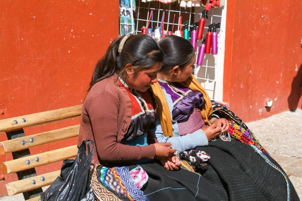 玛雅的女人坐在长凳上，市场上 — 图库照片