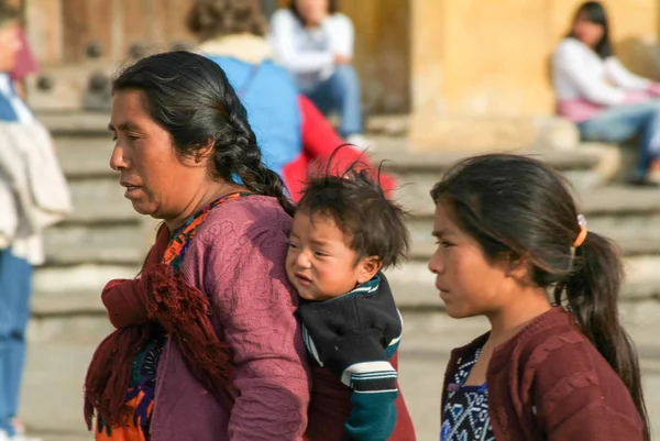 Maya woman with her children — Stock Photo, Image