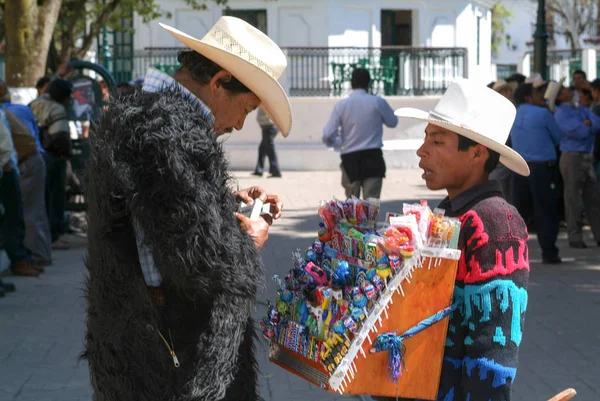 Maya boy vendiendo cigarrillos en el mercado —  Fotos de Stock