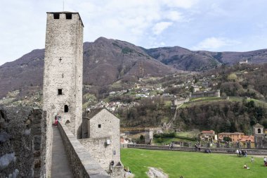 Bellinzona İsviçre Alpleri üzerinde kalede Castelgrande
