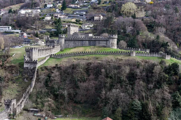 Montebello slott på Bellinzona på de schweiziska Alperna — Stockfoto