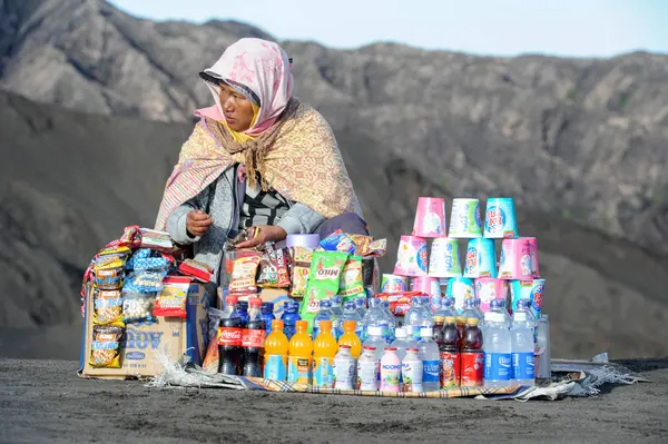 Kvinna som säljer mat och dryck på Mt.Bromo national park — Stockfoto