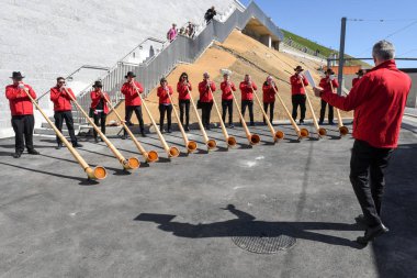 Mount Generoso İsviçre üzerinde alphorn oynayan insanlar
