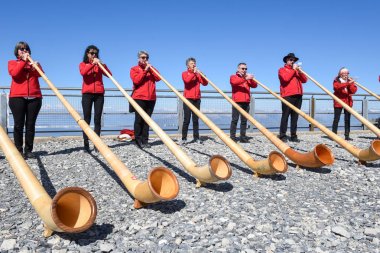 Mount Generoso İsviçre üzerinde alphorn oynayan insanlar