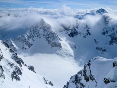 Kış manzara Dağı Titlis Engelberg üzerinden gelen