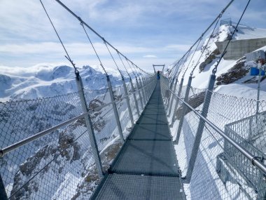 İsviçre Alpleri üzerinde mount Titlis Cliff Kaldırımı