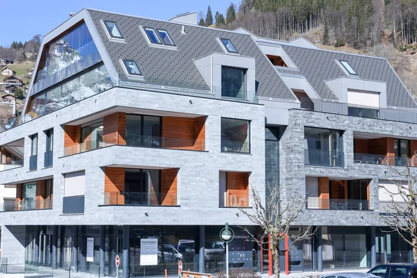 Modernes neues haus am engelberg an den schweizer alpen — Stockfoto