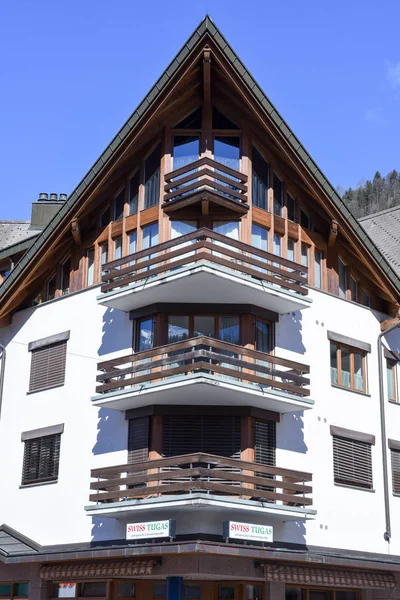 Nuova casa moderna a Engelberg sulle Alpi svizzere — Foto Stock