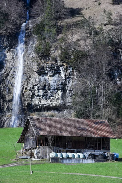 Ferme à la campagne Grafenort sur les Alpes suisses — Photo