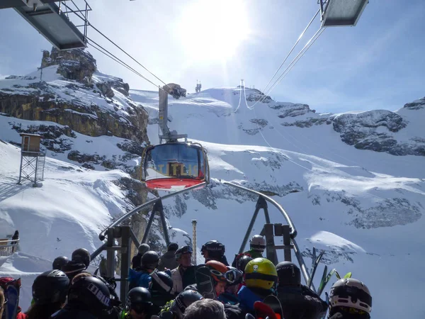 The cable car to Mount Titlis over Engelberg — Stock Photo, Image