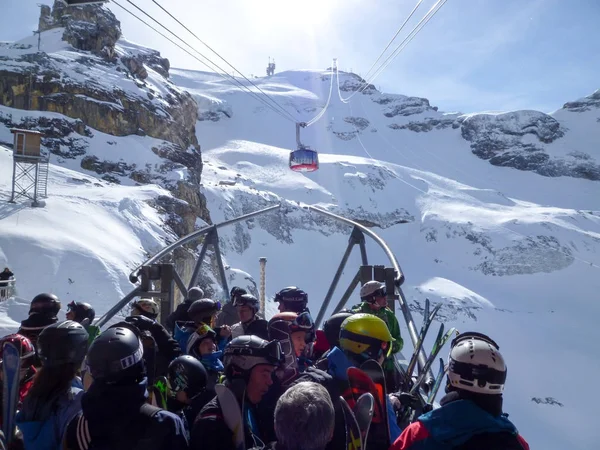 The cable car to Mount Titlis over Engelberg — Stock Photo, Image