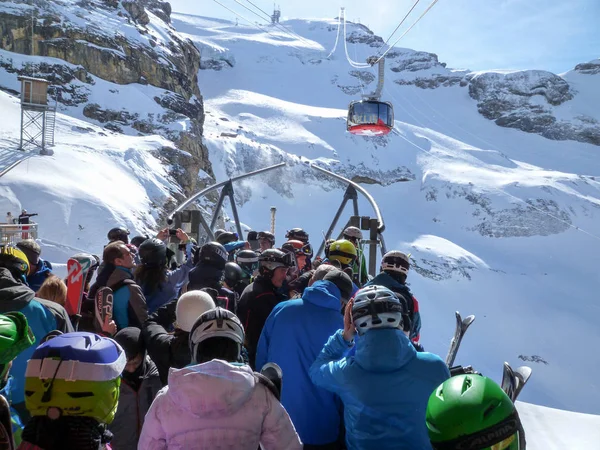 The cable car to Mount Titlis over Engelberg — Stock Photo, Image