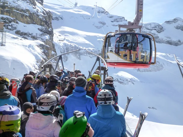 The cable car to Mount Titlis over Engelberg — Stock Photo, Image