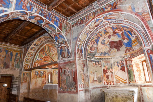 Frescos dentro de la iglesia de San Carlo di Negrentino, Suiza — Foto de Stock