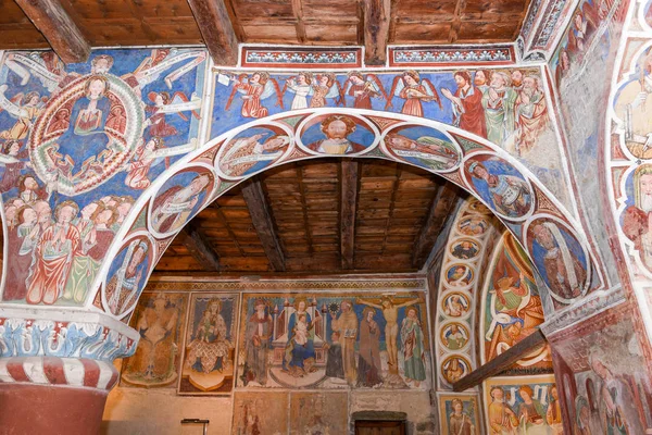 Fresco's in de kerk van San Carlo di Negrentino, Switzerla — Stockfoto
