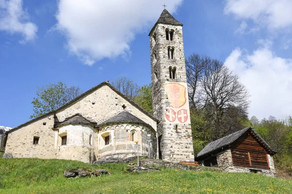 Románský kostel San Carlo di Negrentino v Leontica — Stock fotografie