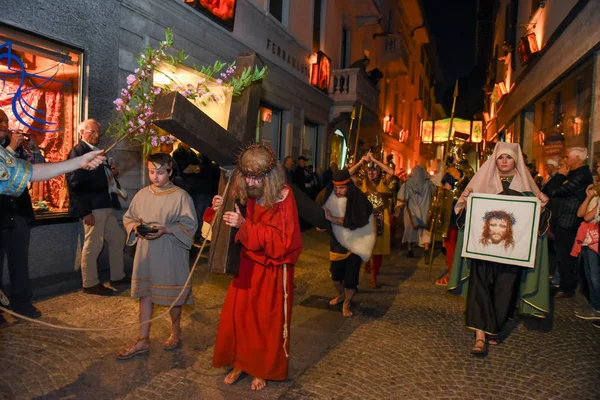 Procesión anual de la crucifixión de Jesucristo en la Pascua — Foto de Stock