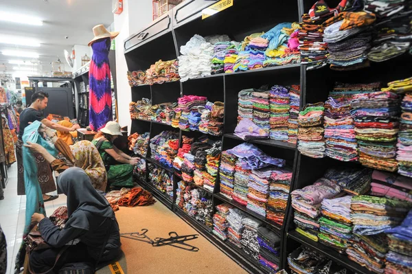 Vrouw winkelend Batik kleding bij Yogyakarta in Indonesië — Stockfoto