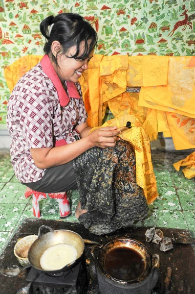 Woman making Batik at Yogyakarta in Indonesia — Stock Photo, Image