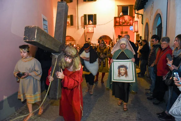 Procesión anual de la crucifixión de Jesucristo en la Pascua — Foto de Stock