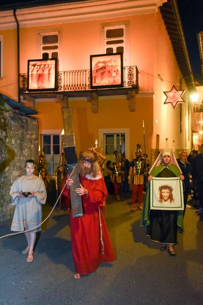 Procesión anual de la crucifixión de Jesucristo en la Pascua — Foto de Stock