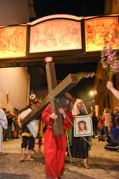 Procesión anual de la crucifixión de Jesucristo en la Pascua — Foto de Stock