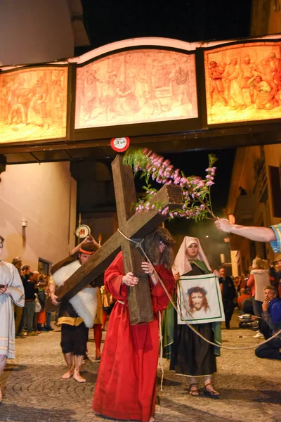 Procesión anual de la crucifixión de Jesucristo en la Pascua — Foto de Stock